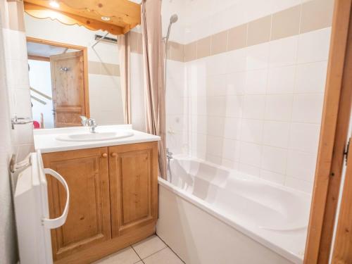 une salle de bain avec un lavabo et une baignoire dans l'établissement Parfait pour 6 personnes au pied des télécabines, à Saint-Gervais-les-Bains