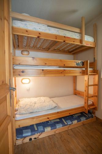 une chambre avec deux lits superposés dans une pièce dans l'établissement Parfait pour 6 personnes au pied des télécabines, à Saint-Gervais-les-Bains