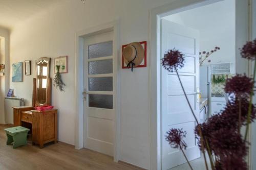 a living room with a door and a mirror at Apartment Da Lia in Momjan