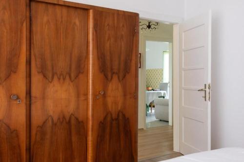 a wooden door in a room with a bedroom at Apartment Da Lia in Momjan