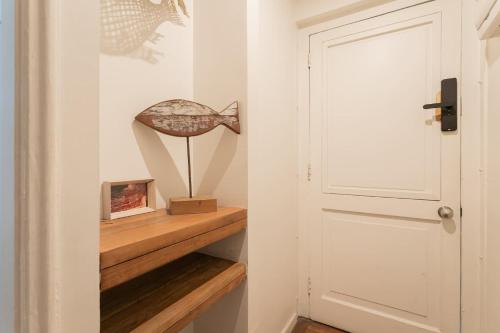 a hallway with a wooden shelf next to a door at #NomadLife en Providencia Apartamento Flexible in Santiago