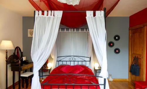 Postel nebo postele na pokoji v ubytování Gîte "L'échappée amoureuse et féérique"