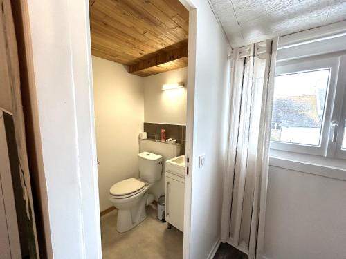 une salle de bain avec toilettes et fenêtre dans l'établissement Maison 3 pièces - véranda - 4 personnes - Proche plage - ANDREA, à Ploemeur