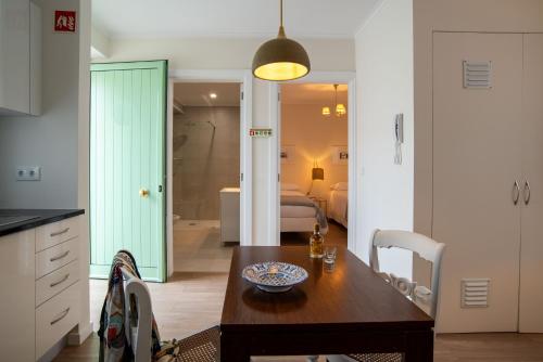 eine Küche mit einem Tisch und ein Zimmer mit einem Schlafzimmer in der Unterkunft Vila Marta - Canário da Terra in Vila Franca do Campo