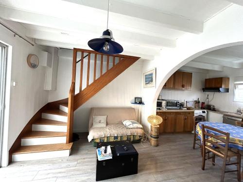 un salon avec un escalier et une cuisine dans l'établissement Maison 3 pièces - véranda - 4 personnes - Proche plage - ANDREA, à Ploemeur
