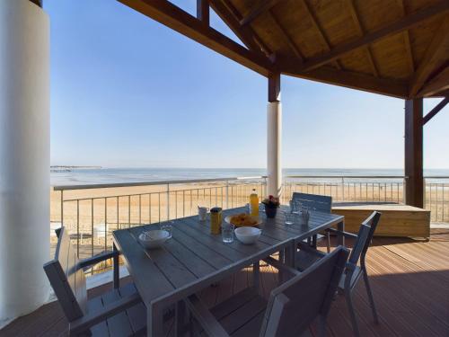 Bord de plage, appartement pour 12, vue mer