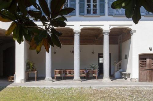 a building with a bench in front of it at Villa Berla in Azzate