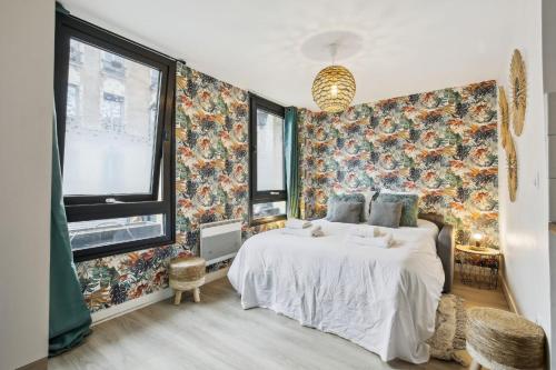 - une chambre avec un grand lit et du papier peint floral dans l'établissement Bluestay 144 - Charming apartment in Asnieres, à Asnières-sur-Seine