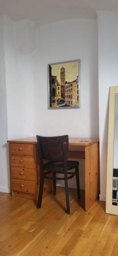 a desk with a chair and a painting on the wall at Jolie chambre Privée Centre-Ville in Nice