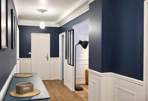 a room with blue walls and a table with a hat on it at Le Square in Le Havre