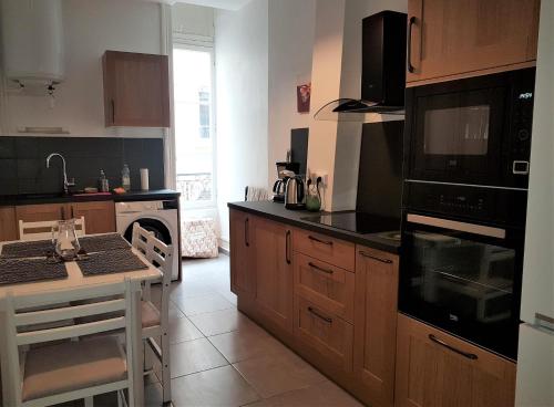 une cuisine avec des armoires en bois et un four à plaques de cuisson dans l'établissement Le Couvent Saint Vincent, à Lyon