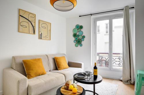 un salon avec un canapé et une table dans l'établissement Suite Eastern appartement au cœur du Marais, à Paris