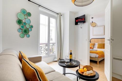 un salon avec un canapé et une table dans l'établissement Suite Eastern appartement au cœur du Marais, à Paris
