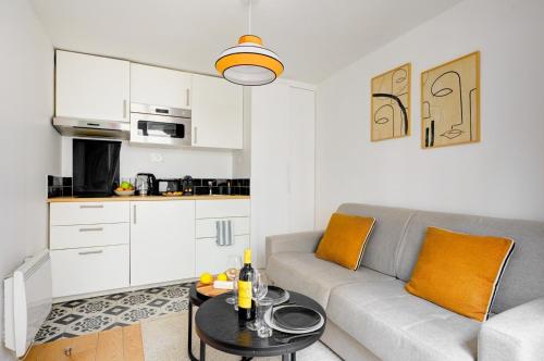 un salon avec un canapé et une table dans l'établissement Suite Eastern appartement au cœur du Marais, à Paris