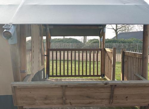Μπαλκόνι ή βεράντα στο Safaritent 4 persoons camping Lindershoeve Bergeijk