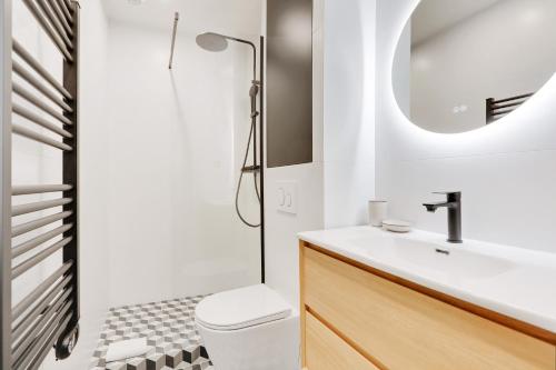 une salle de bain avec toilettes, lavabo et douche dans l'établissement Au coeur du sacré coeur, à Paris