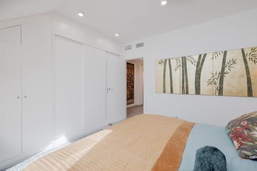 a bedroom with a bed and a painting on the wall at BlueSunset Penthouse in Manilva