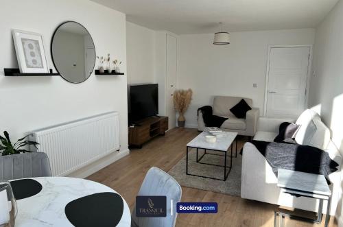 - un salon avec une table et un miroir dans l'établissement Luxury 3 Bed, 2 Bathroom By Tranquil Ventures Short Lets & Serviced Accommodation Littlemore With Free Private Parking, à Oxford