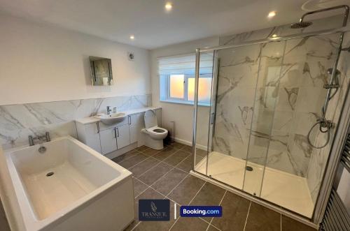 une salle de bain avec douche et baignoire et toilettes dans l'établissement Luxury 3 Bed, 2 Bathroom By Tranquil Ventures Short Lets & Serviced Accommodation Littlemore With Free Private Parking, à Oxford