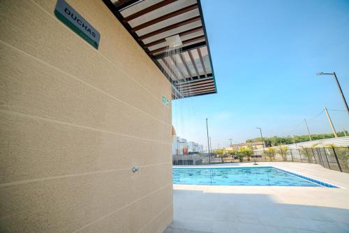 a view of a swimming pool from the side of a building at Espectacular Casa de Ensueño "Jacuzzi Privado" en Ricaurte - Peñalisa in Ricaurte