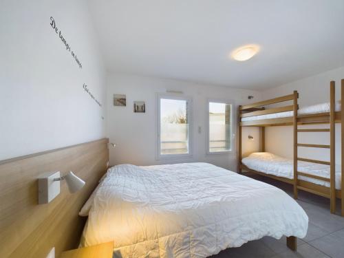 - une chambre avec un lit et deux lits superposés dans l'établissement Sur la plage, appartement avec terrasse et vue mer, à La Tranche-sur-Mer