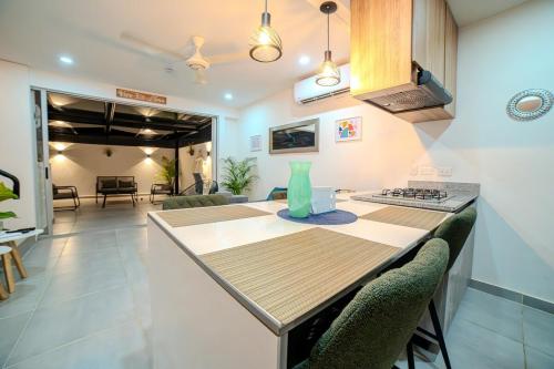 a kitchen and living room with a table and chairs at Espectacular Casa de Ensueño "Jacuzzi Privado" en Ricaurte - Peñalisa in Ricaurte