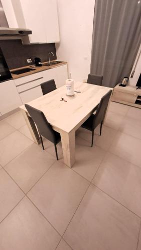 チャンピーノにあるCiampino Aeroporto - Casa modernaの木製テーブルと椅子付きのキッチン