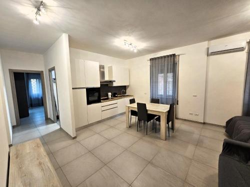 チャンピーノにあるCiampino Aeroporto - Casa modernaのキッチンとテーブルとソファのあるリビングルーム