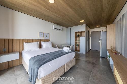 Giường trong phòng chung tại NWTs - Estúdios com Vista Lateral Mar em Maceió II