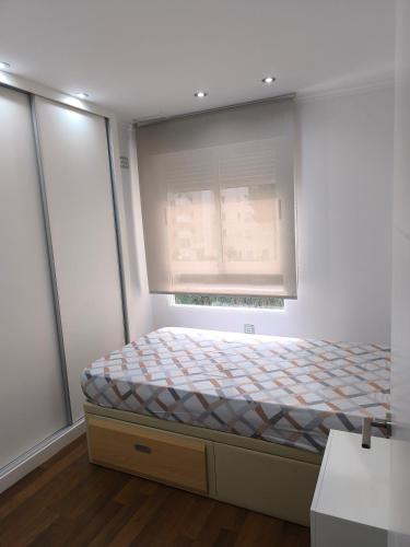 a bedroom with a bed and a window at vero in El Campello