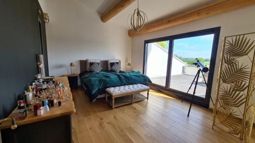 - une chambre avec un lit et une grande porte en verre dans l'établissement MAGNIFIQUE Mas, à Orange