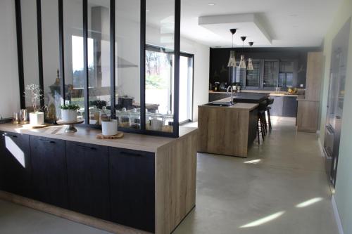 une cuisine avec un comptoir et une salle à manger dans l'établissement MAGNIFIQUE Mas, à Orange