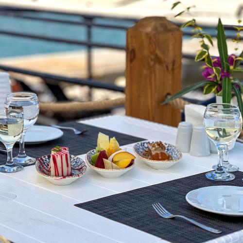 una tavola con piatti di cibo e bicchieri di vino di Transatlantik Beach Beldibi - All Inclusive a Beldibi