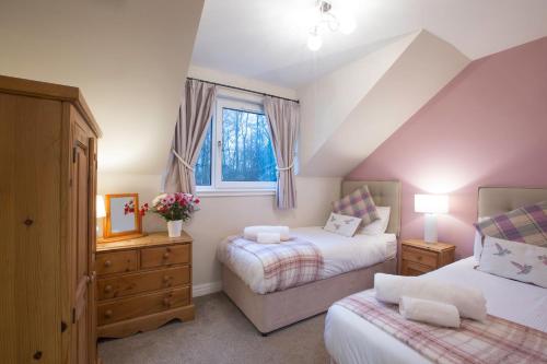 En eller flere senge i et værelse på Honeybee Cottage