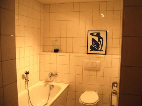 ヴァーネミュンデにあるFerienwohnung Warnemünde am Kurparkのバスルーム(バスタブ、トイレ、シンク付)
