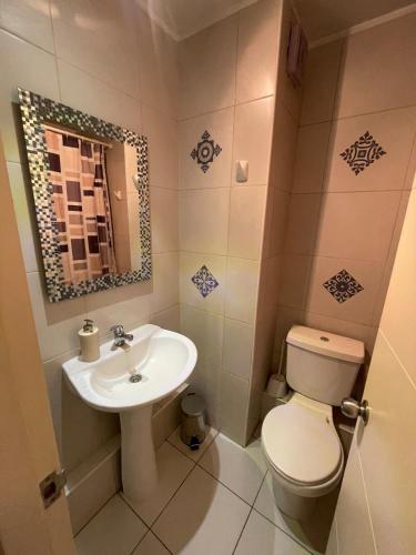 a bathroom with a toilet and a sink at Bello y acogedor departamento 2D in Los Ángeles