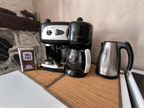 une cafetière assise au-dessus d'un comptoir dans l'établissement Calme et déconnexion face aux montagnes, à Briançon