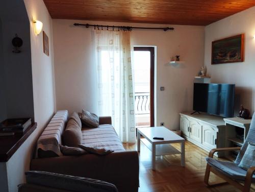 a living room with a couch and a tv at Apartment Jordan in Duće