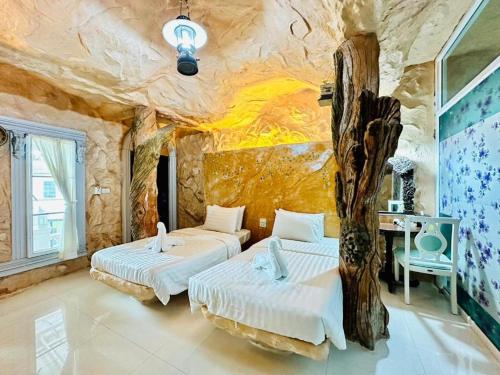 Postel nebo postele na pokoji v ubytování Yoko River Kwai Resort