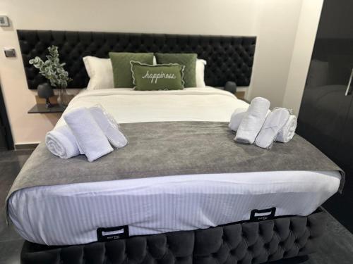 a large bed with white towels on top of it at Domaine de Bracheux Beauvais Chambre avec petit déjeuner inclus in Beauvais