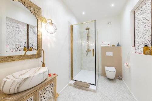 Ένα μπάνιο στο Le Nid d'Eliyah, suites avec jacuzzi 15min Disneyland Paris