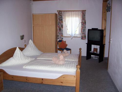 sypialnia z łóżkiem z pluszowym misiem w obiekcie Landgasthof Gotzenmühle w mieście Lichtenau