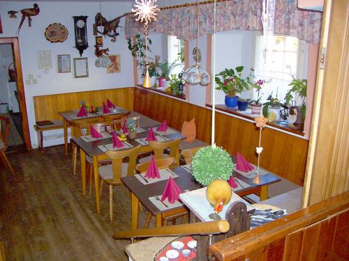 ein Restaurant mit Holztischen und rosa Servietten darauf in der Unterkunft Landgasthof Gotzenmühle in Lichtenau