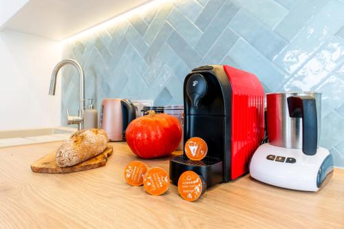 a kitchen counter with a toaster and an apple and bread at 4jeziora - prywatny dostęp do rzeki, pomost, ogrodem, wiata grillowa, rowerek wodny, kajaki w cenie, parking, psiaki dozwolone in Iława