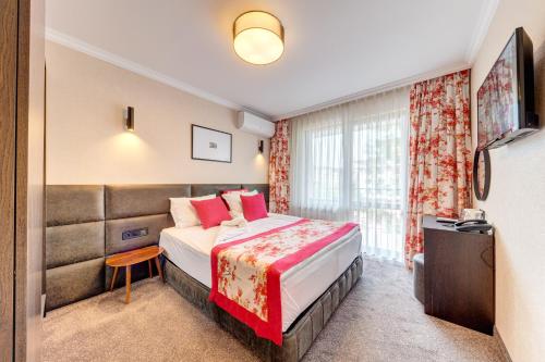 Postel nebo postele na pokoji v ubytování SPA Hotel Kiparis
