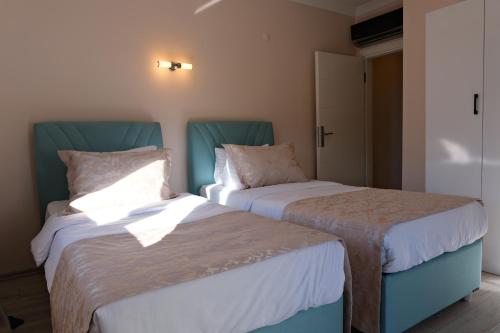 two beds sitting next to each other in a room at Şahin Tepesi Suite Otel in Trabzon