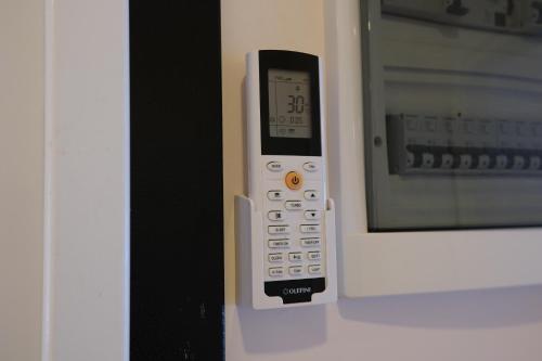 a microwave with a cell phone in front of it at Şahin Tepesi Suite Otel in Trabzon