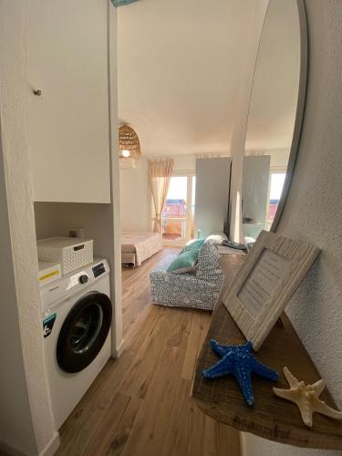 a living room with a washing machine and a mirror at Il Mamuthones in Badesi