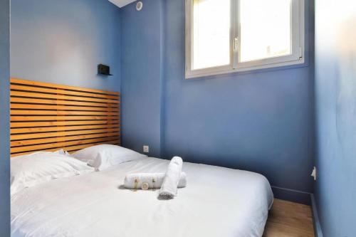 - une chambre bleue avec un lit avec un animal rembourré dans l'établissement Studio moderne proche Parc des Expos et Metro L12, à Vanves