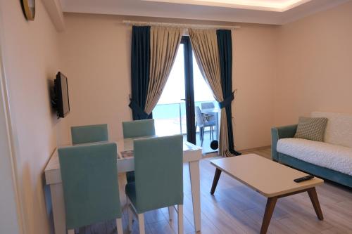 a living room with a table and a couch at Şahin Tepesi Suite Otel in Trabzon